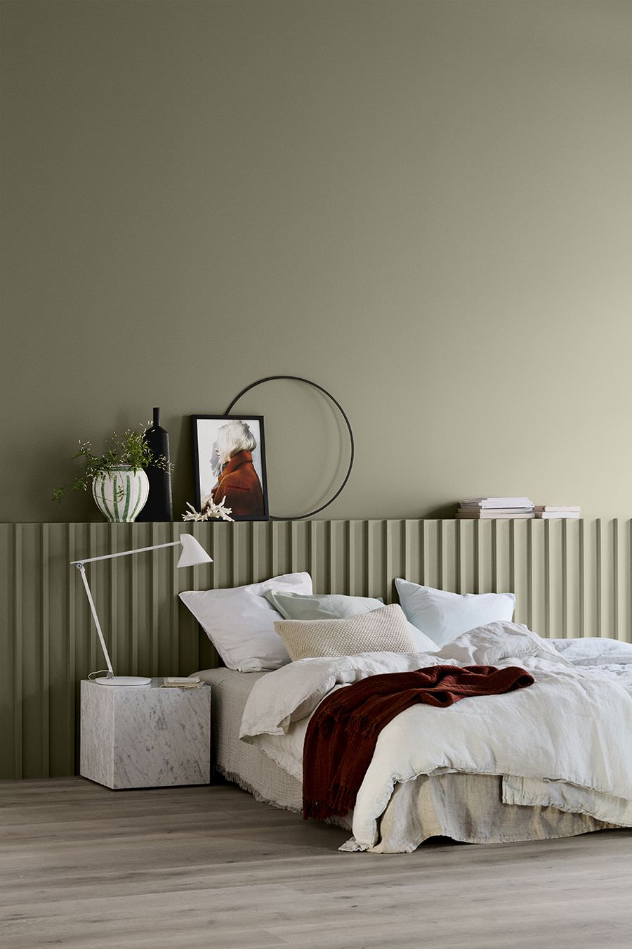 طراحی داخلی اتاق خواب مدرن و ساده با دیوارهای طوسی رنگ که با استفاده از تکرار در آن ریتم ایجاد شده است